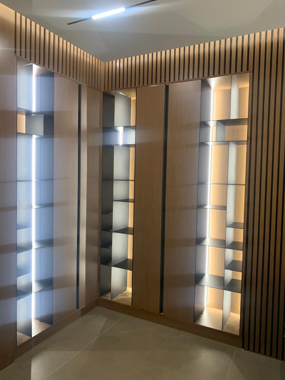 Dizajn interieri me çelik të punuar — raftë, tavolina dhe dekor metalik me porosi